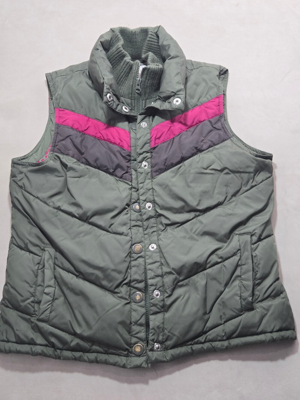 VTG 2006 Old Navy Womens L Olive Green Chevron Striped Quilted Puffer Vest